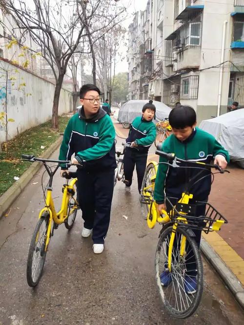 钢城八中"归位共享单车,共建和谐武汉"主题志愿服务活动