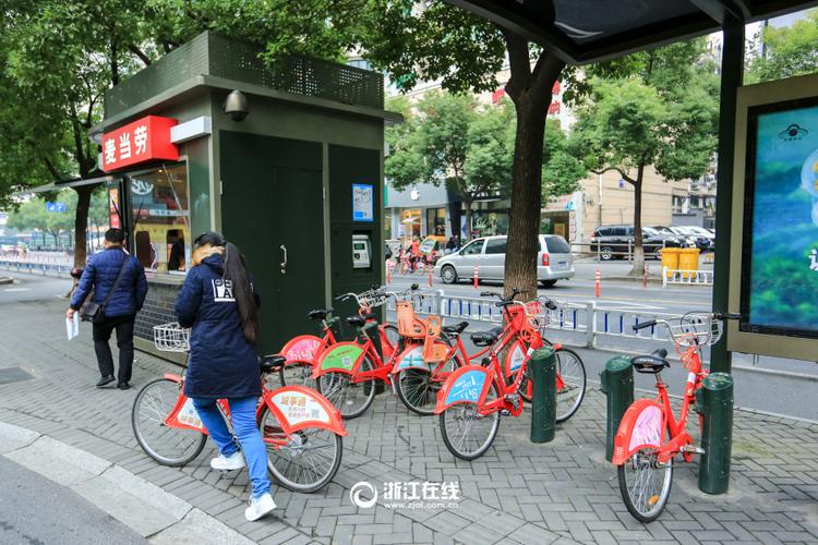 浙江在线11月29日讯(记者 张迪 摄)街边的公共自行车服务亭变身